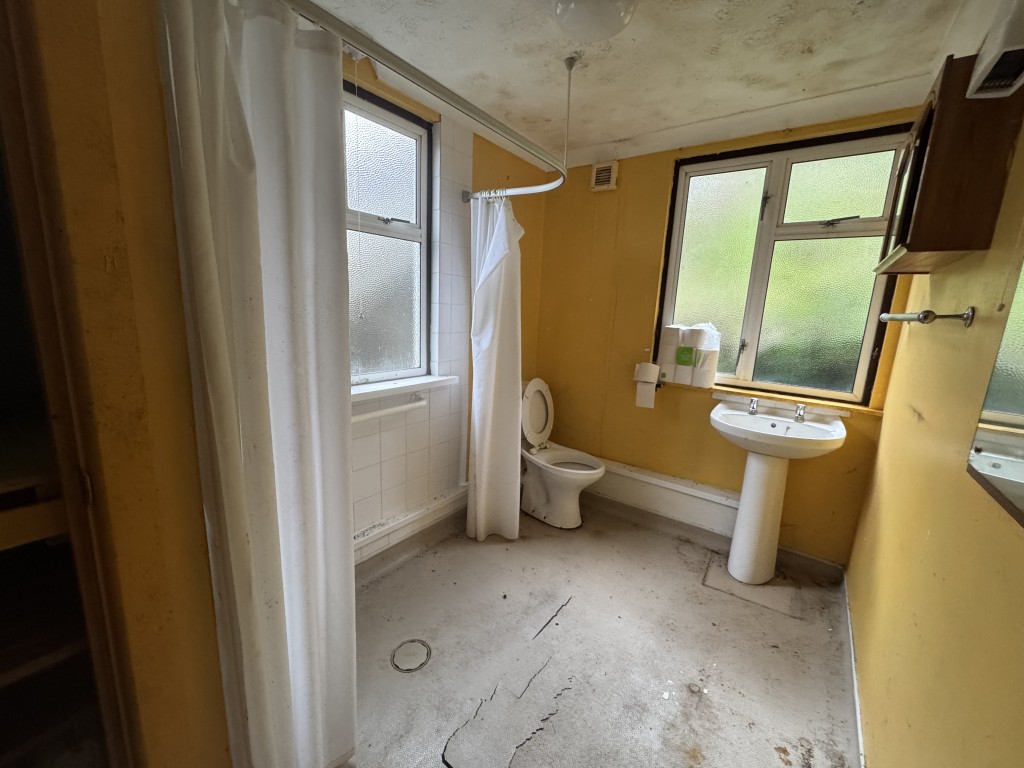 Lot: 156 - TWO DETACHED BUNGALOWS FOR IMPROVEMENT IN POPULAR LOCATION - 10- Shower room